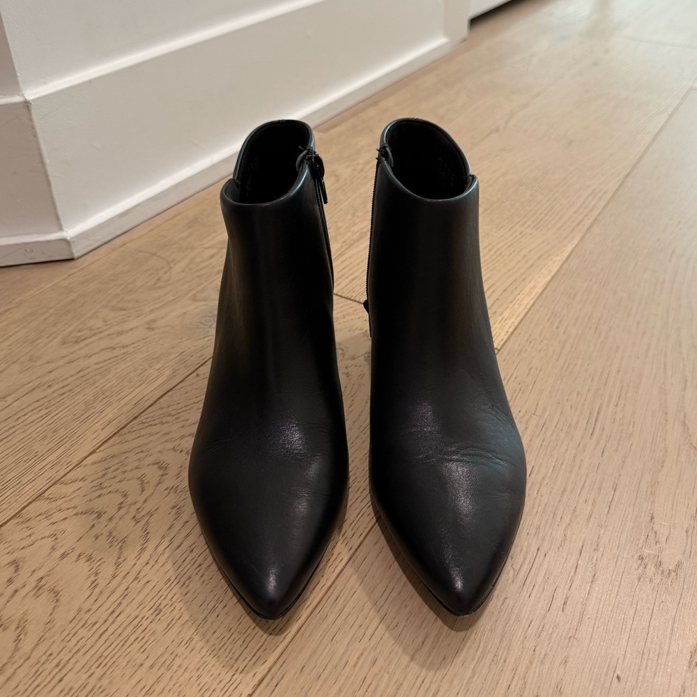 Clarks Black Leather Ankle Bootie Size 8